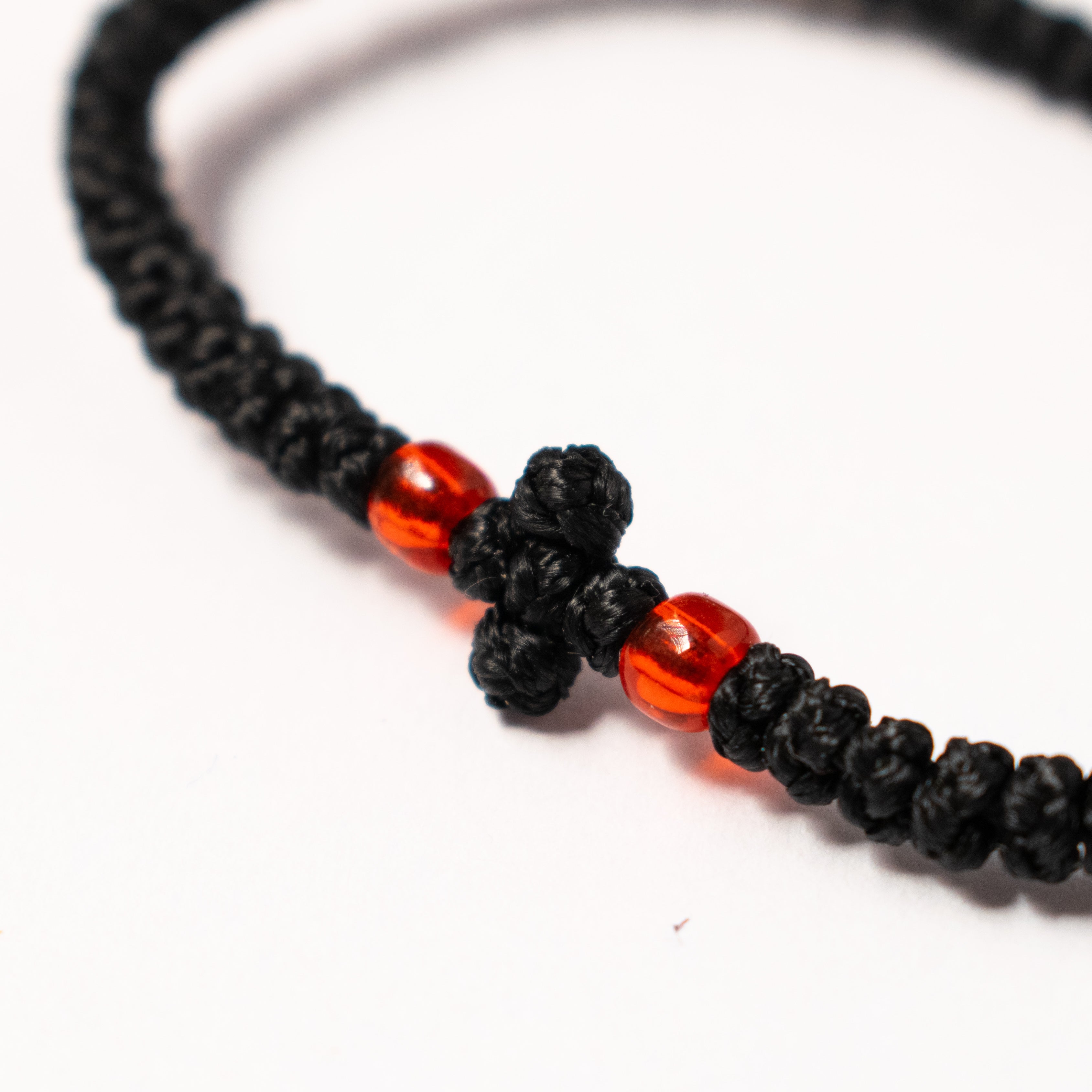 Brățară cu Nod în Formă de Cruce și Mărgele Roșii – Protecție și Credință