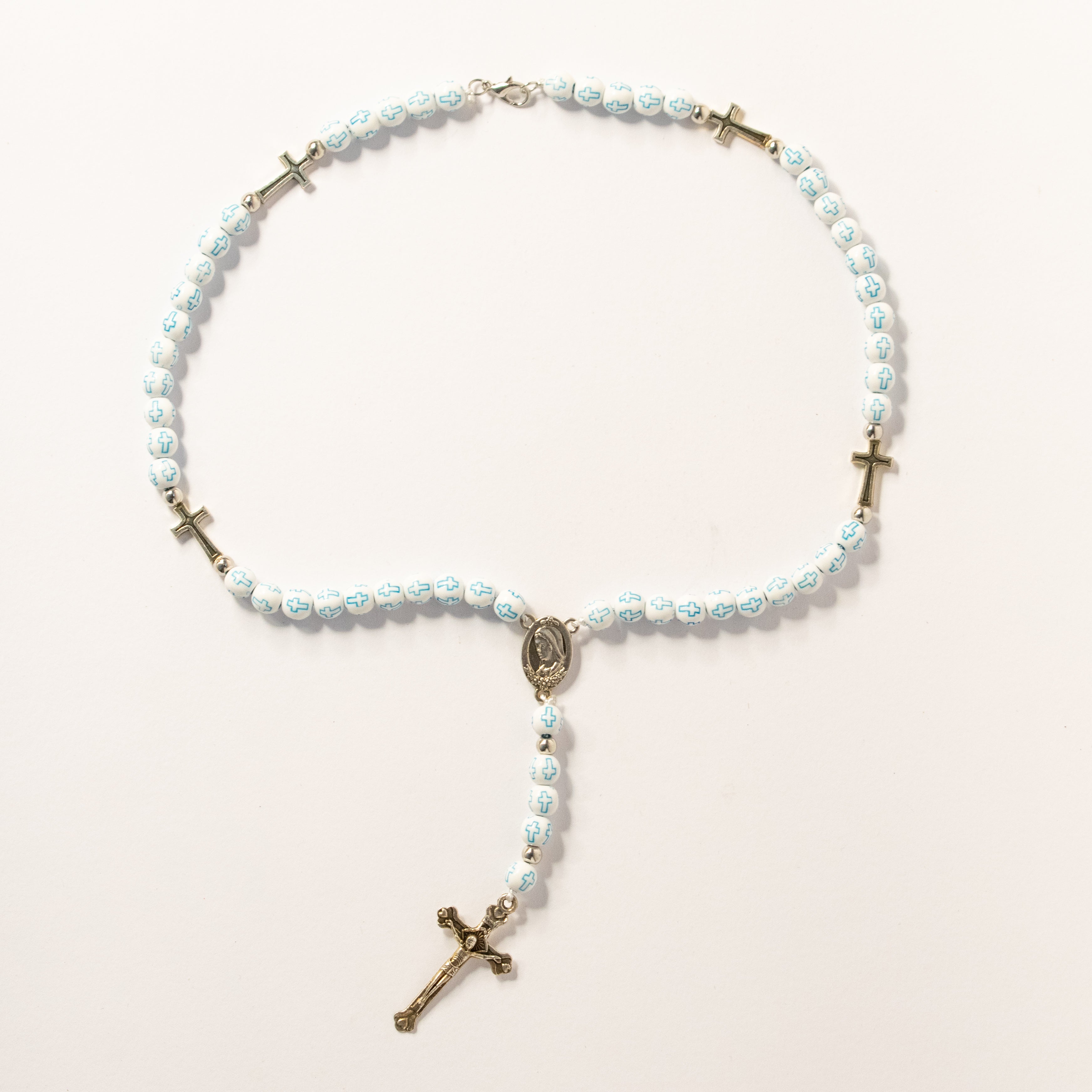 Rozariu cu mărgele albe cu semnul crucii și medalion Maica Domnului - Sprijin și Ajutor în Rugaciune