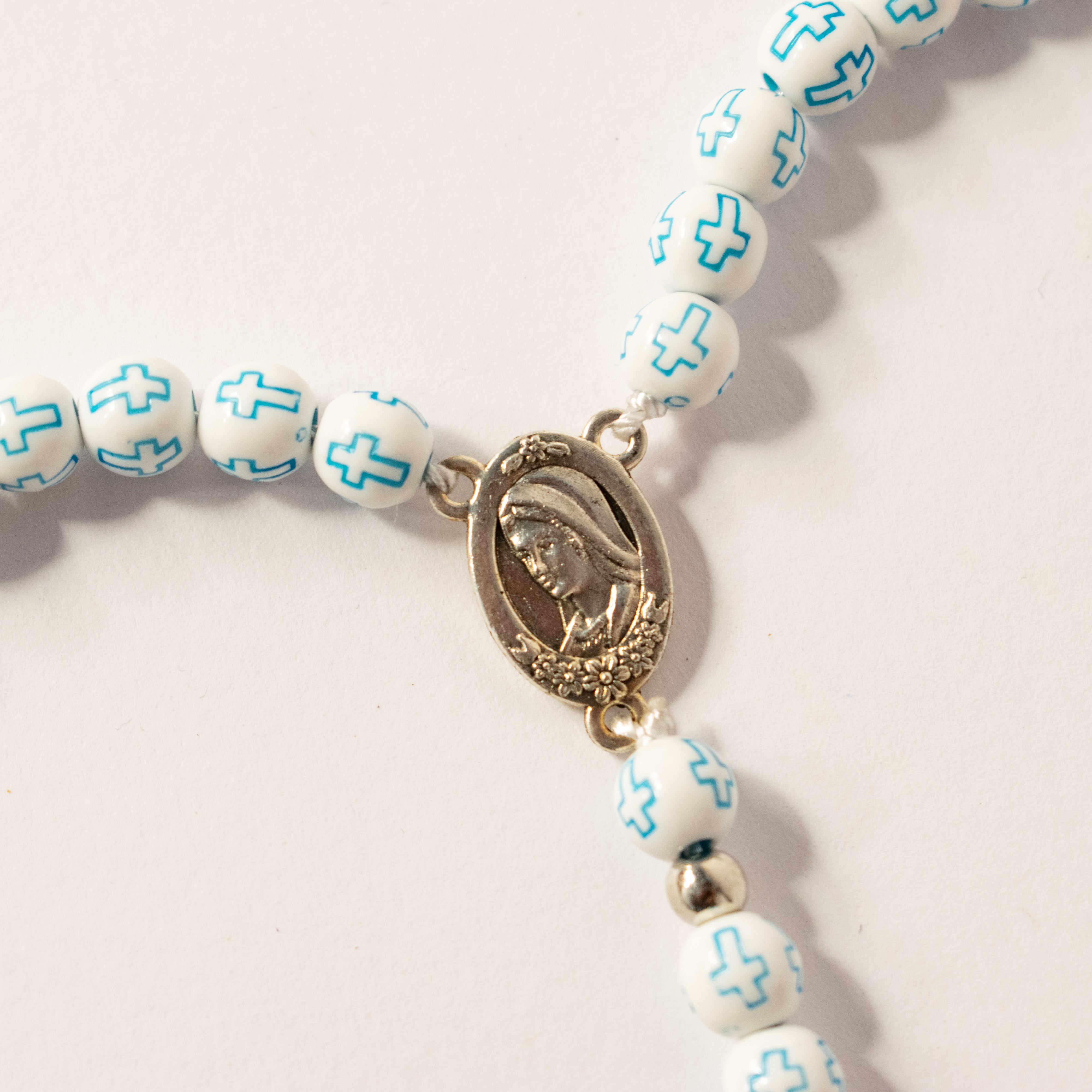 Rozariu cu mărgele albe cu semnul crucii și medalion Maica Domnului - Sprijin și Ajutor în Rugaciune