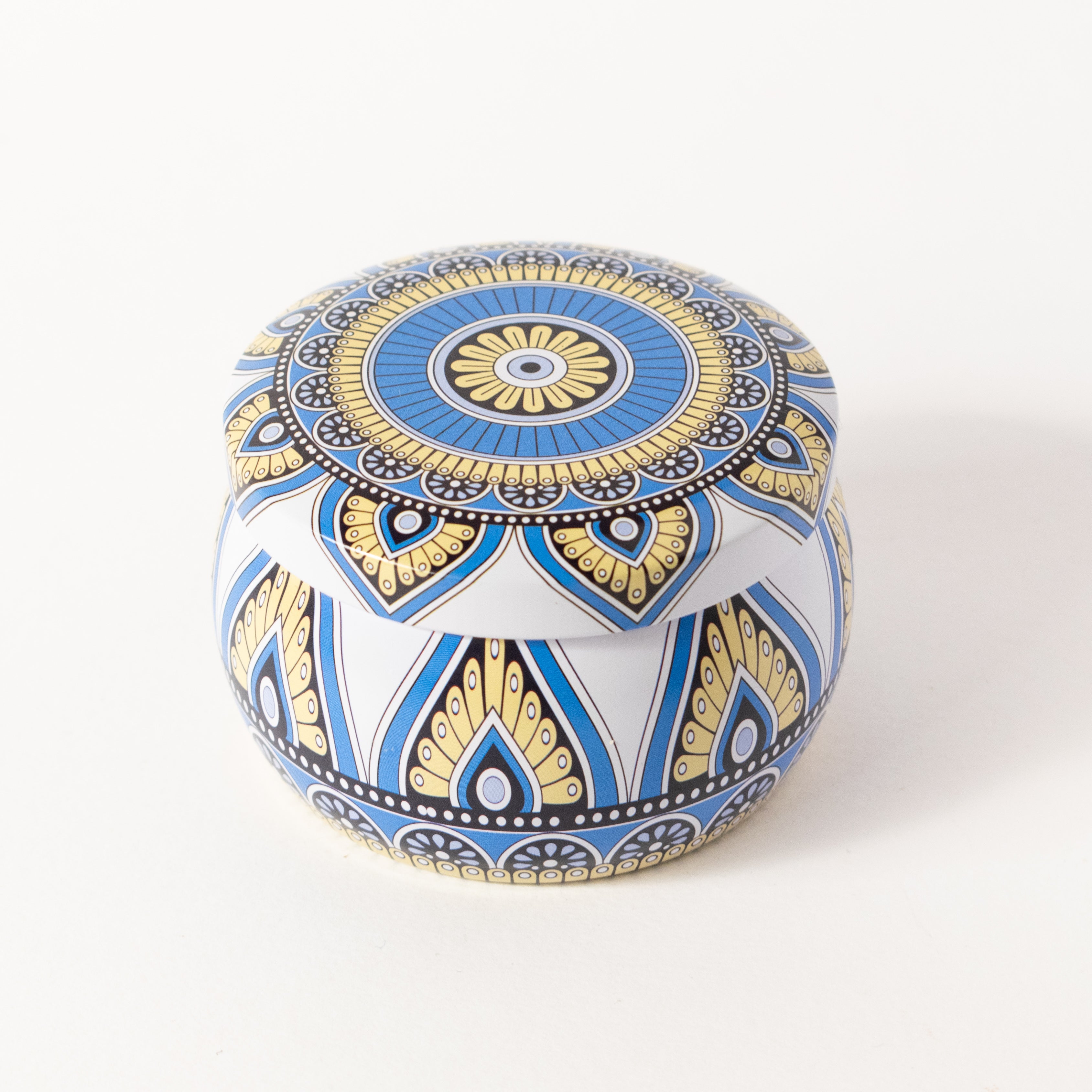 Lumânare parfumată pentru casă cu mir – Mireasmă de Gardenie – Puritate și Rafinament