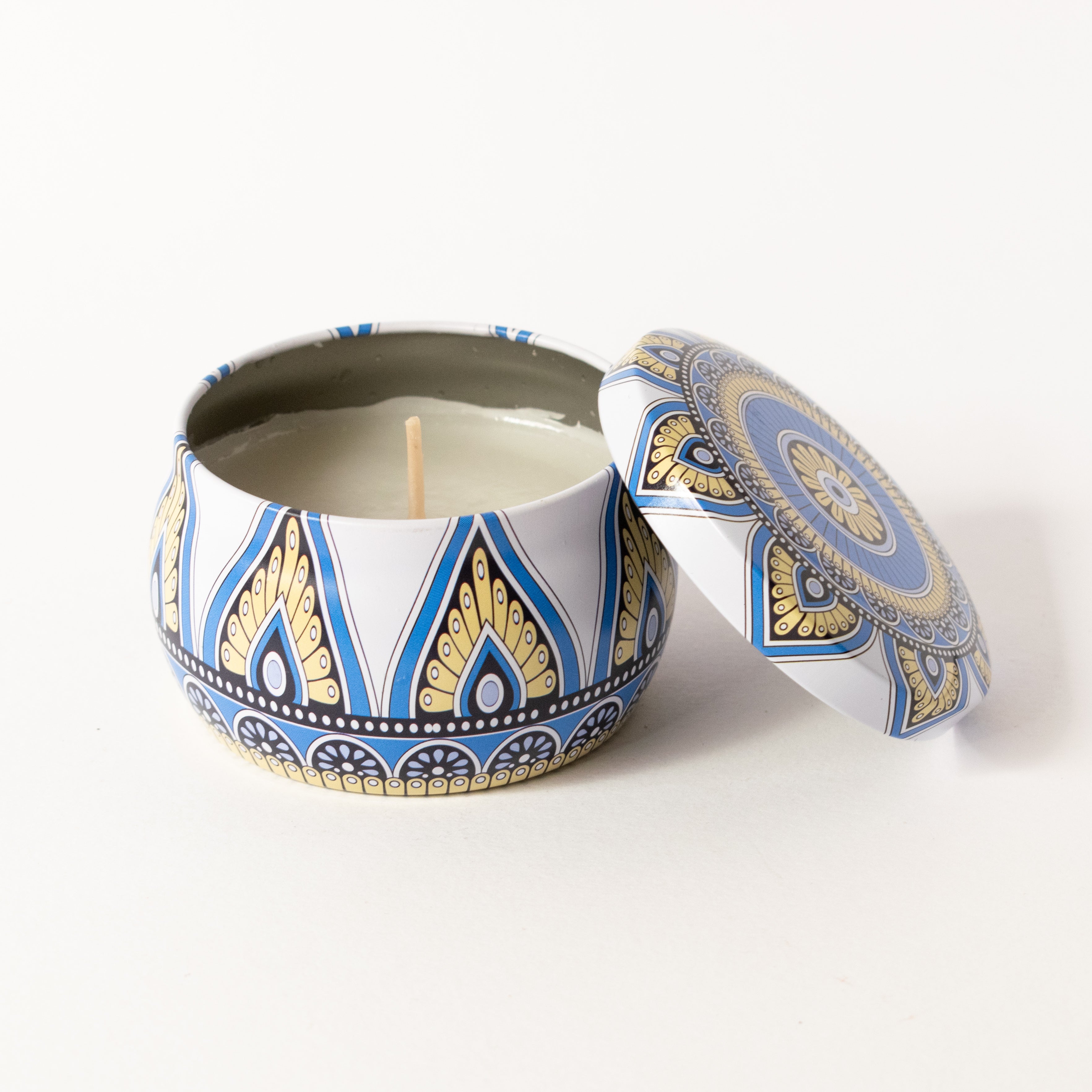 Lumânare parfumată pentru casă cu mir – Mireasmă de Gardenie – Puritate și Rafinament