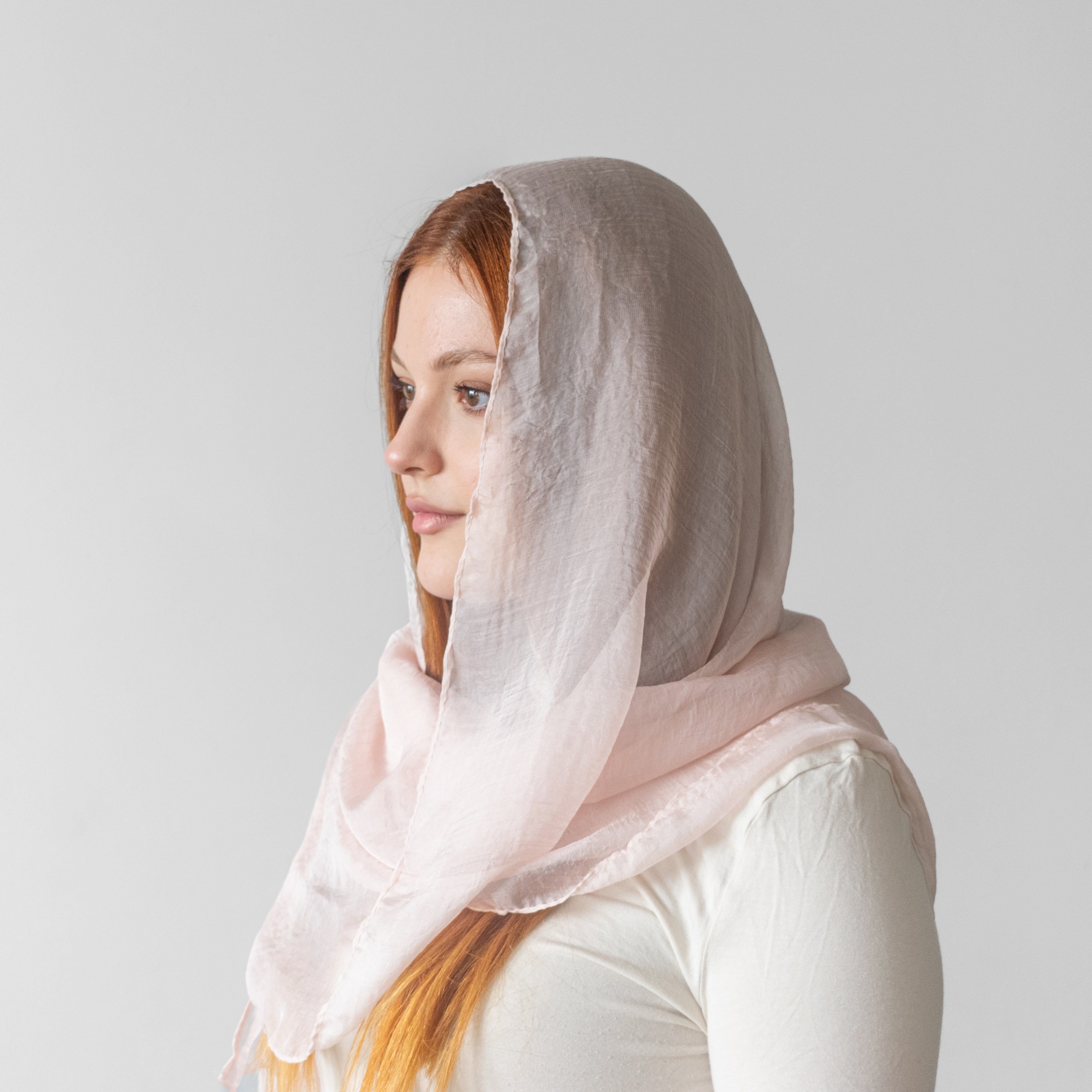 Eșarfă Elegantă Culoare Piersică – Binecuvântată în Țara Sfântă – Șal Delicat pentru Ținută sau Rugăciune