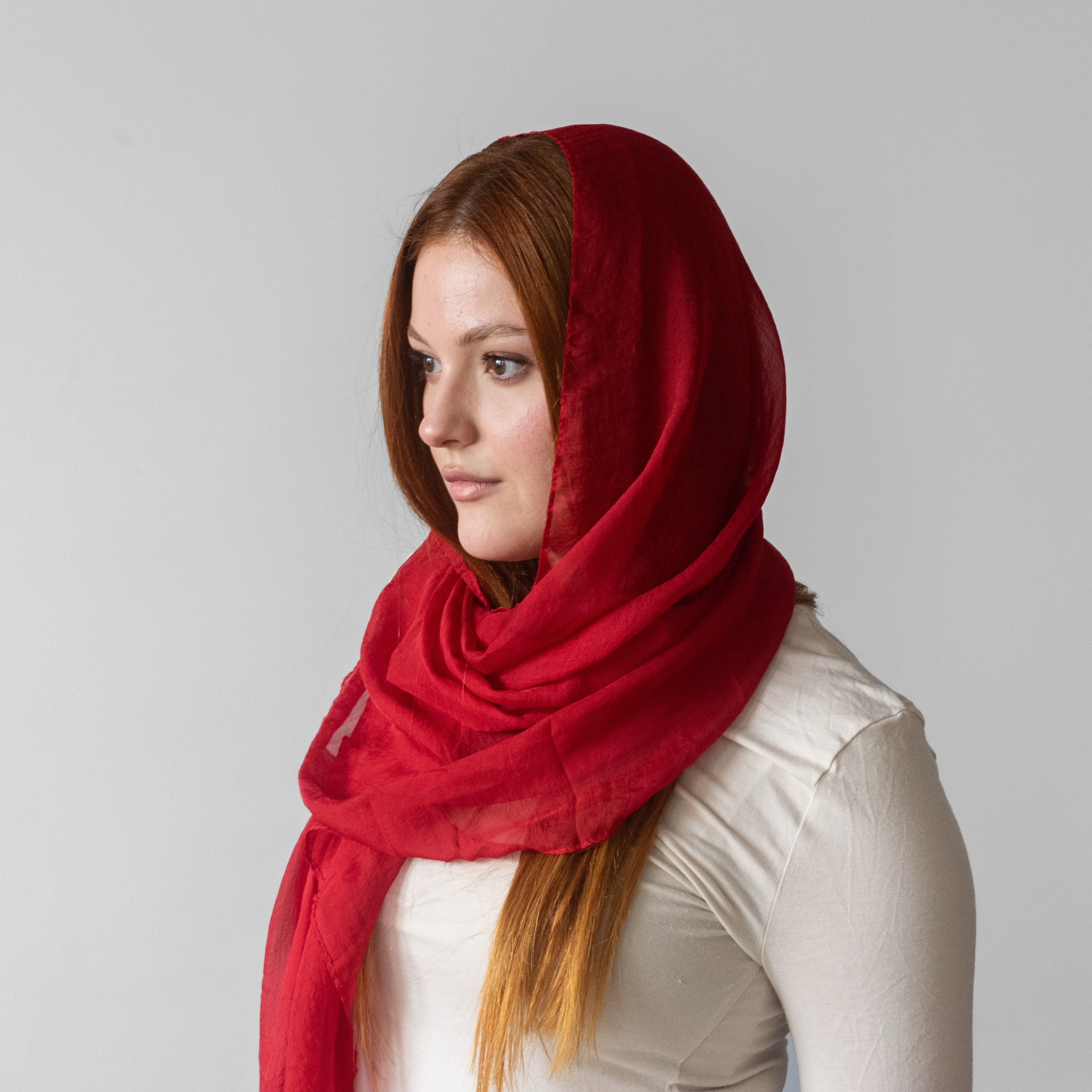 Eșarfă Elegantă Roșu Rubiniu – Binecuvântată în Țara Sfântă – Șal Delicat pentru Purtare Zilnică sau Rugăciune