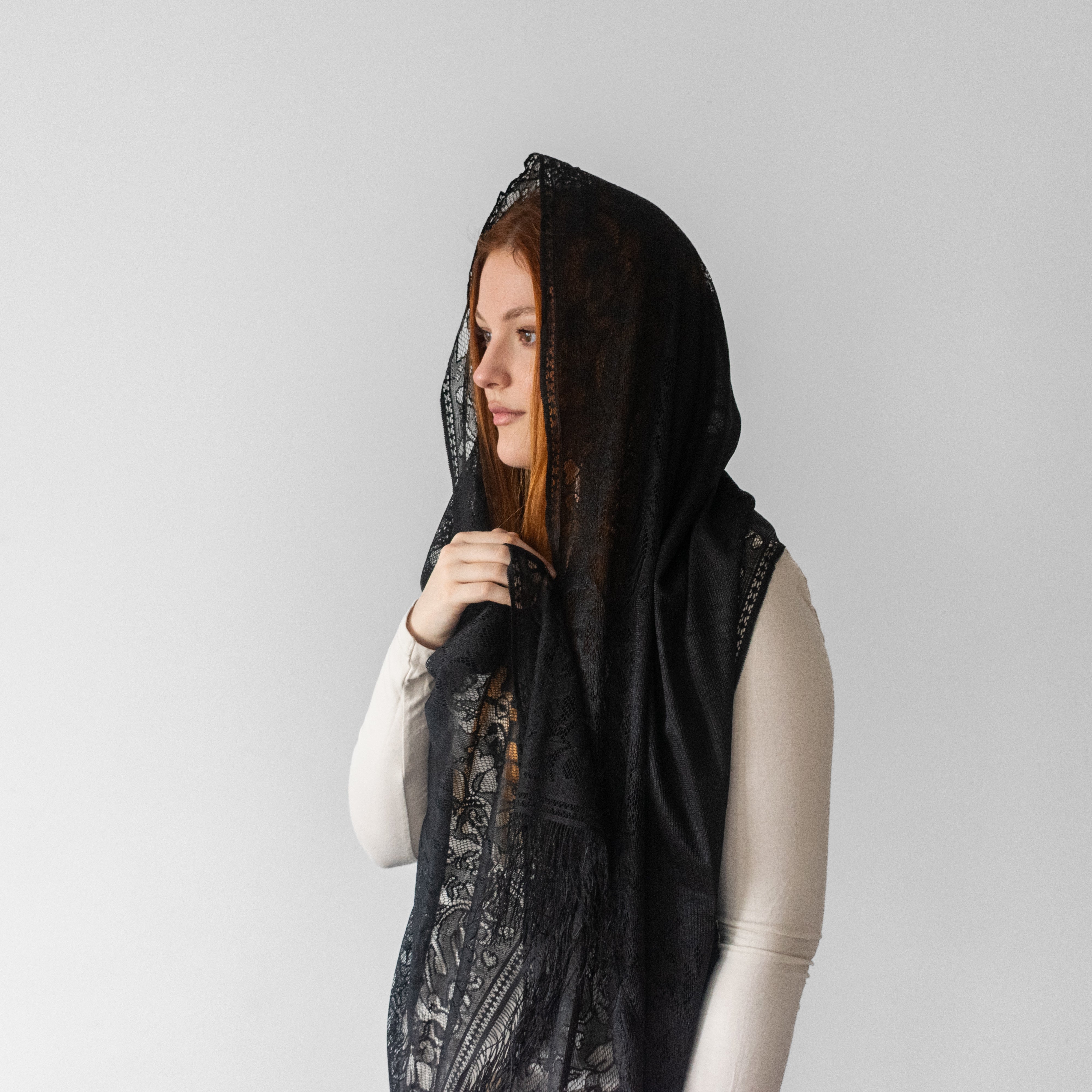 Șal Elegant Negru Onix – Binecuvântat în Țara Sfântă – Șal Delicat cu Dantelă pentru Purtare Zilnică sau Rugăciune