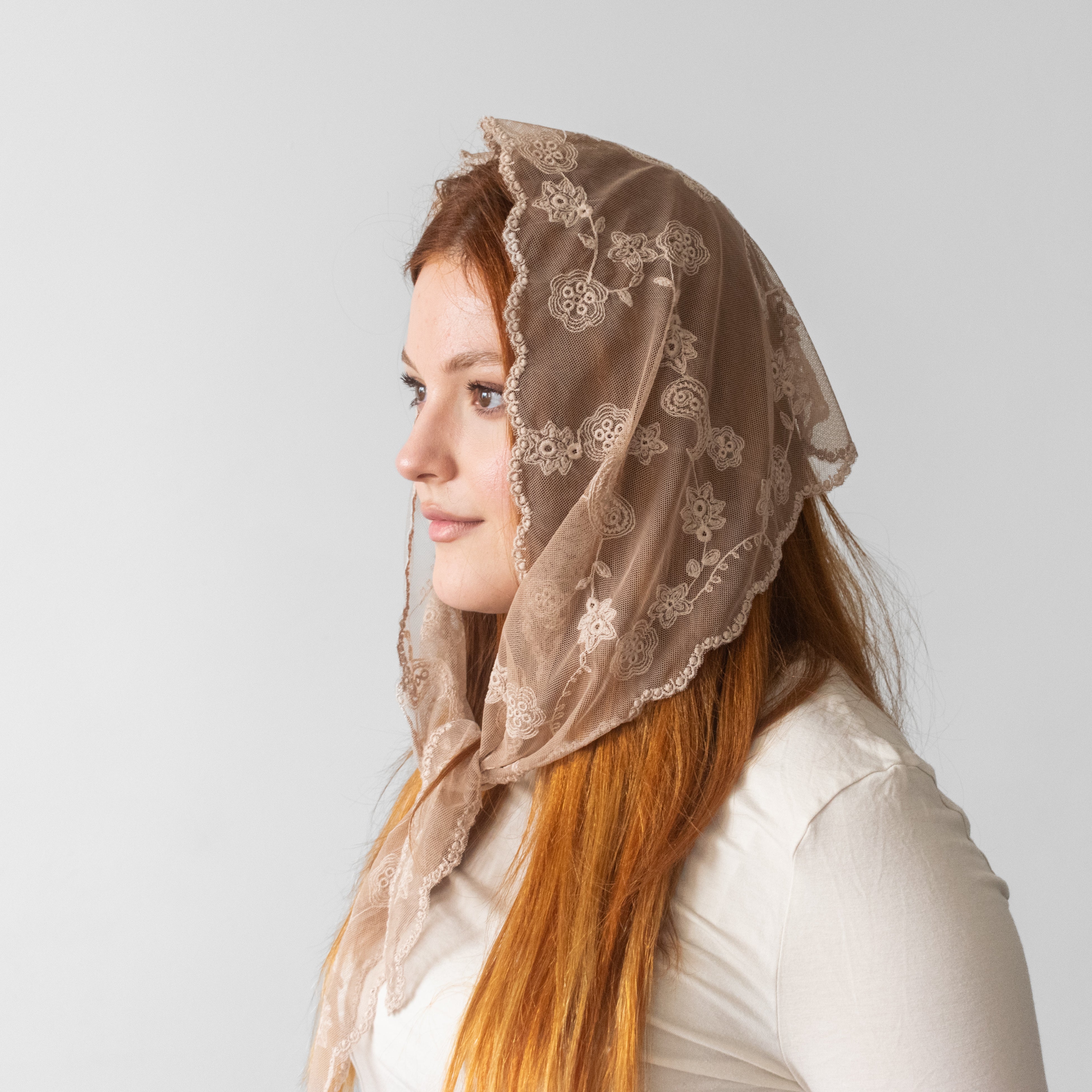 Eșarfă Elegantă Bej cu Broderie – Binecuvântată în Țara Sfântă – pentru Purtare Zilnică și Rugăciune