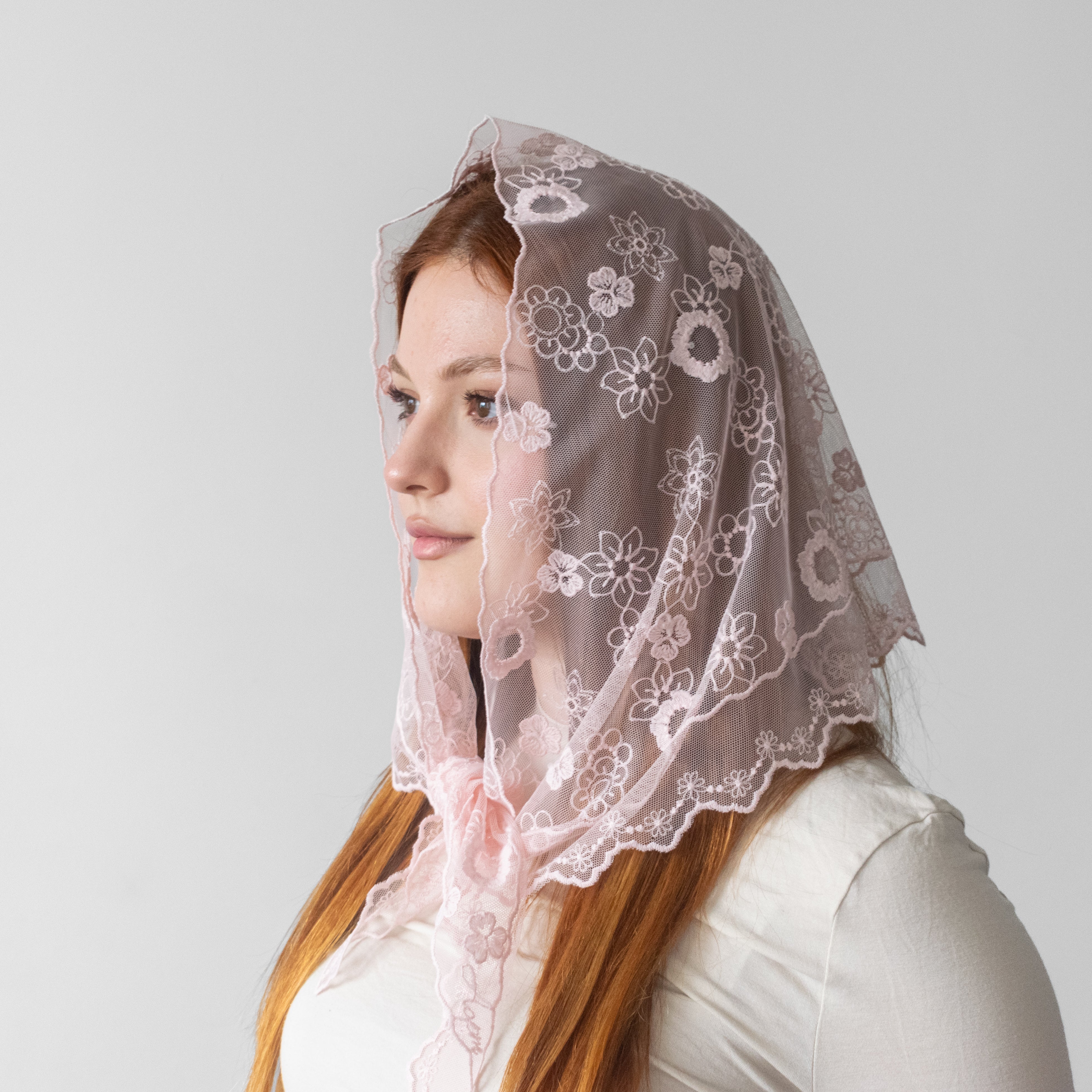 Eșarfă Elegantă Roz Pudrat cu Broderie – Binecuvântată în Țara Sfântă – pentru Purtare Zilnică și Rugăciune