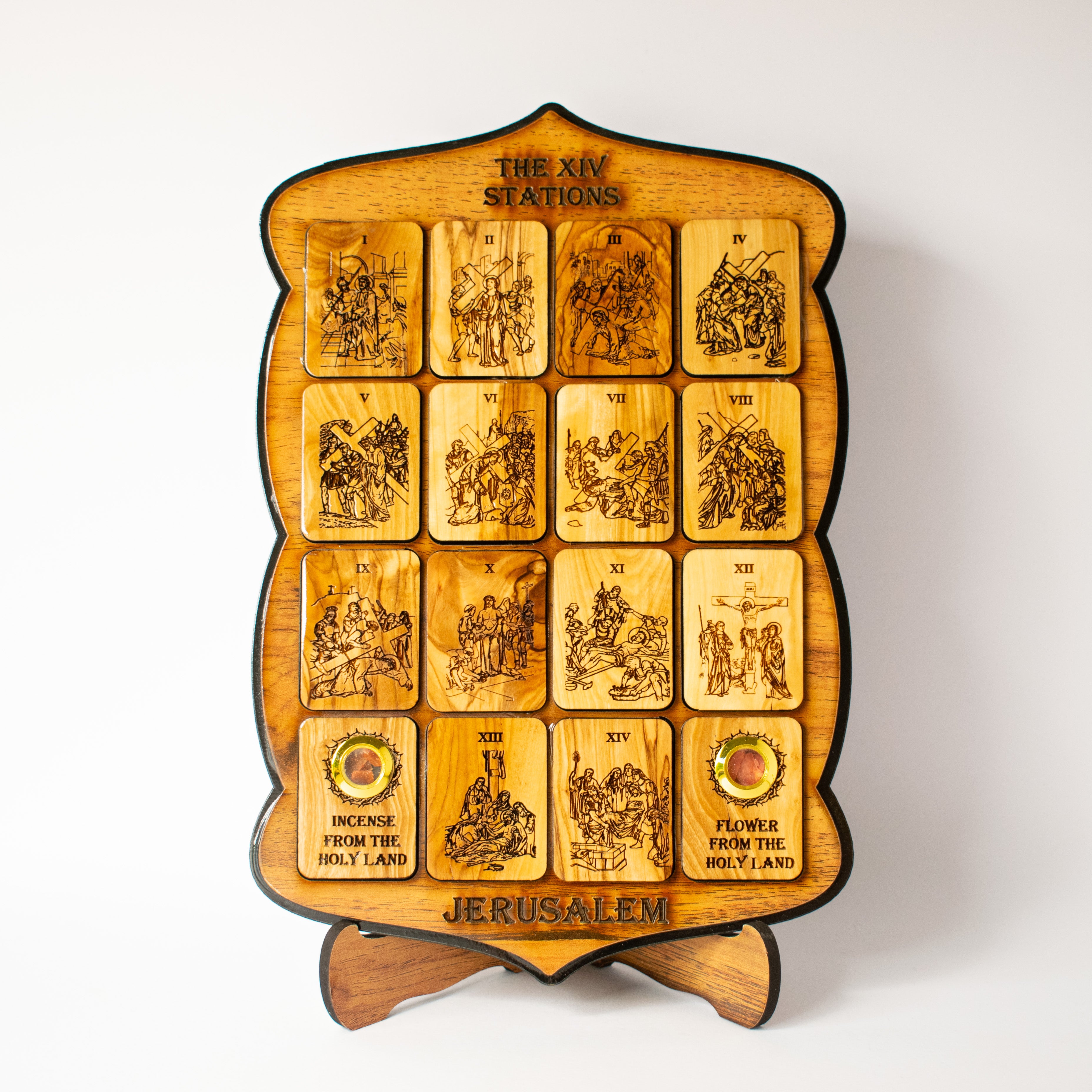 Icoană cu Cele 14 Stații ale Crucii – Sculptată Manual Din Lemn de Măslin din Ierusalim, cu Tămâie și Floare din Țara Sfântă – 28 x 19 cm