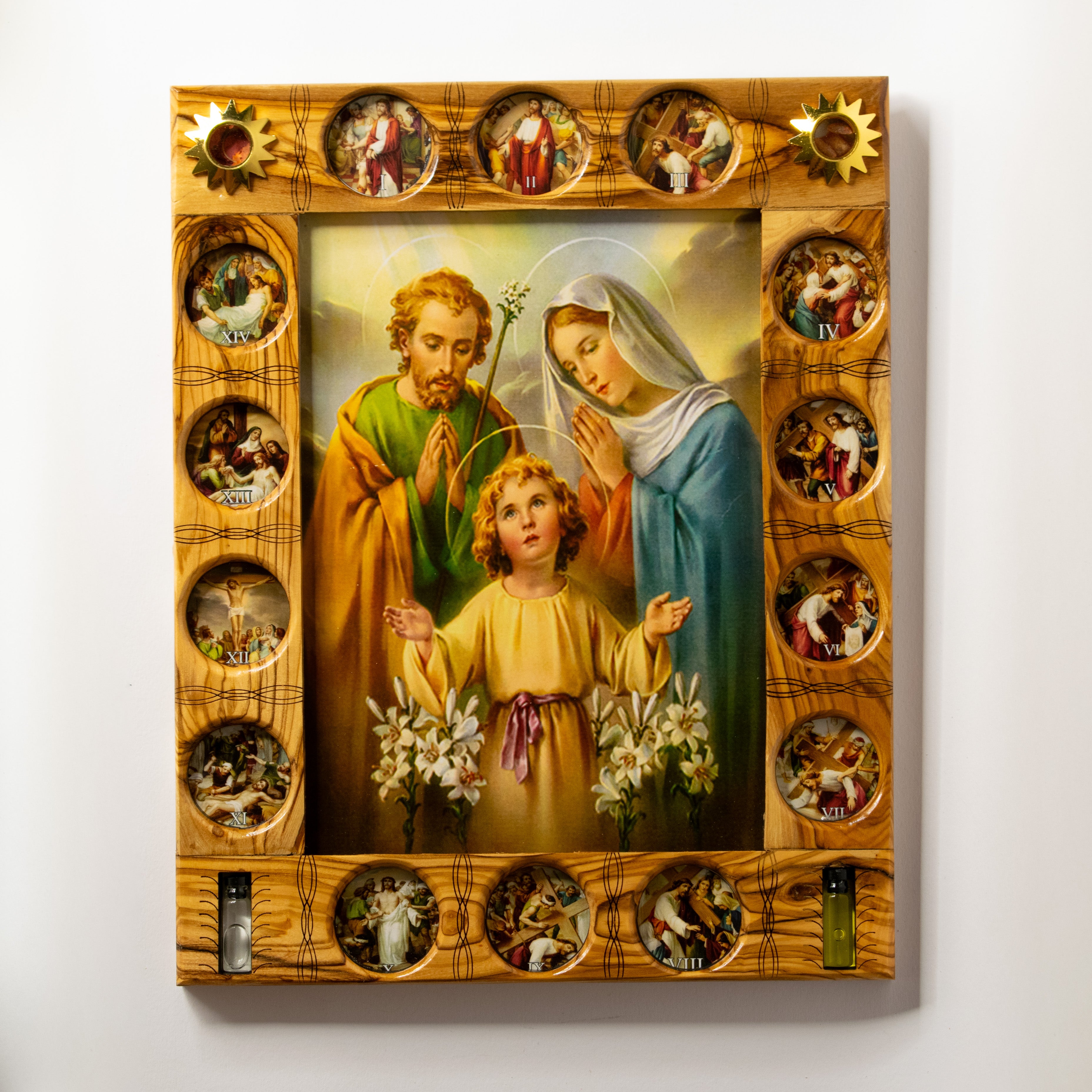 Icoană Sfânta Familie și Cele 14 Stații ale Crucii – Ocrotirea și Binecuvântarea Familiei – Lucrată Manual Din Lemn de Măslin - Bethleem – 29 x 23 cm
