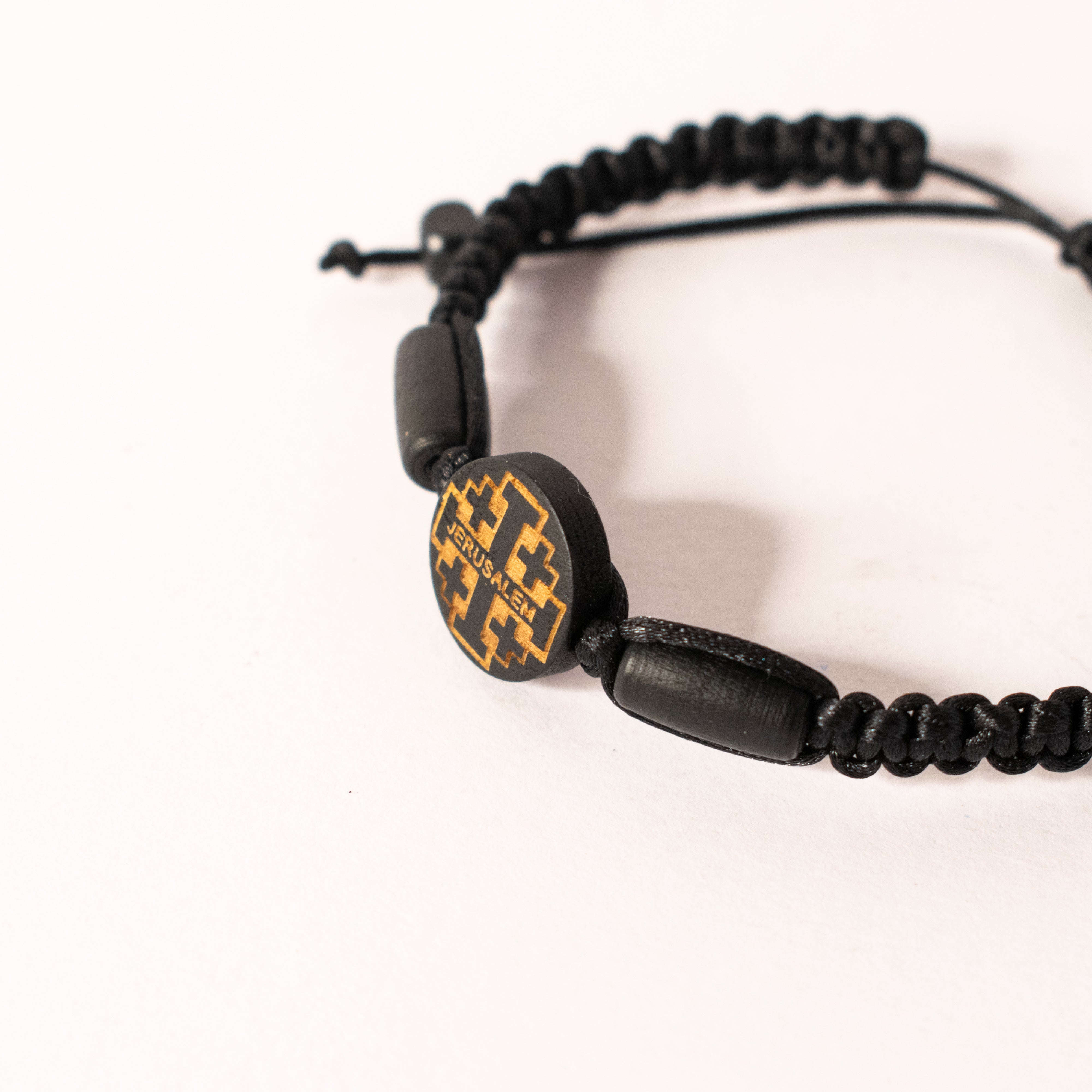 Brățară Reglabilă Neagră cu Crucea Ierusalimului – Protecție și Credință