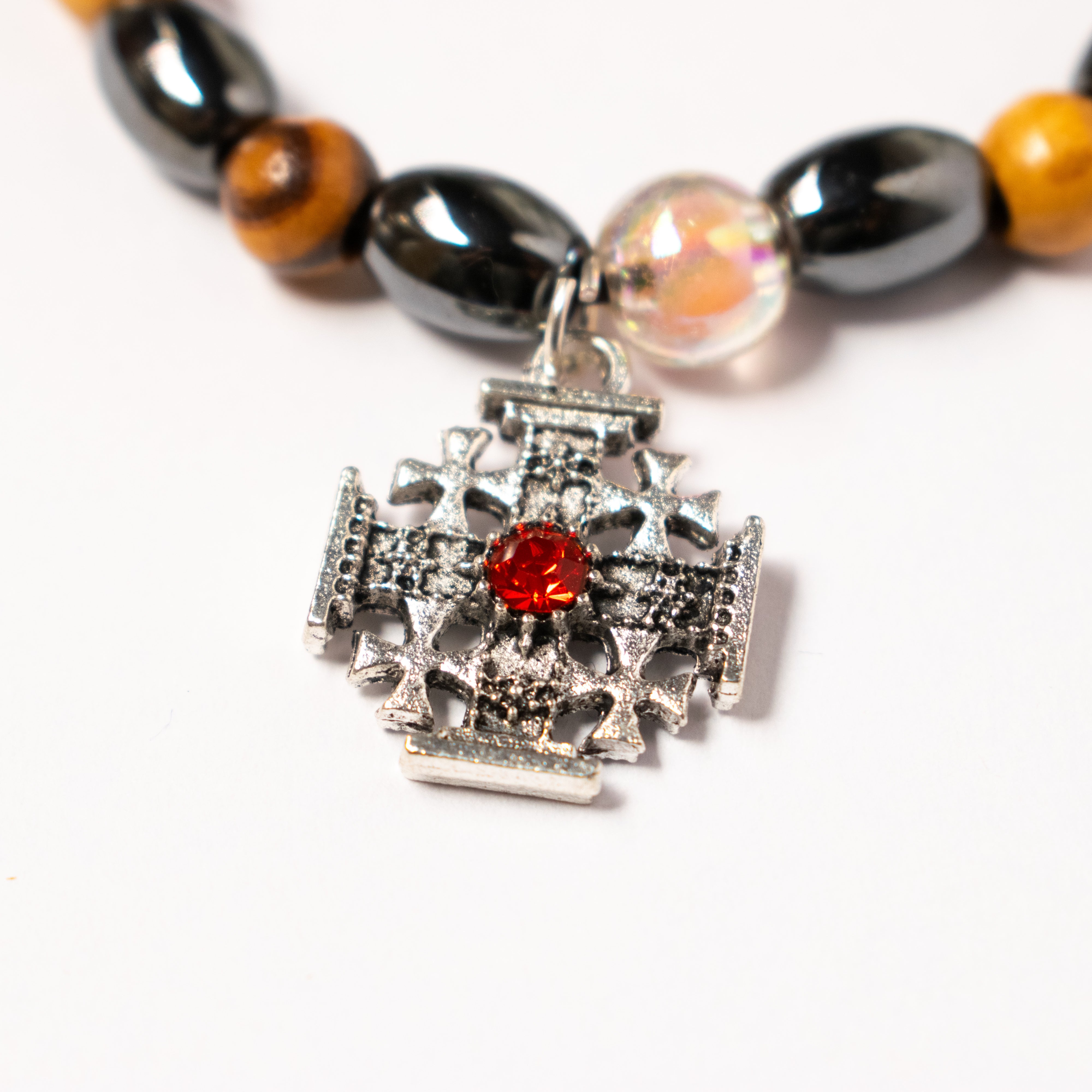 Brățară cu Mărgele Mixte și Crucea Ierusalimului – Piatra Roșie, Protecție și Lumină