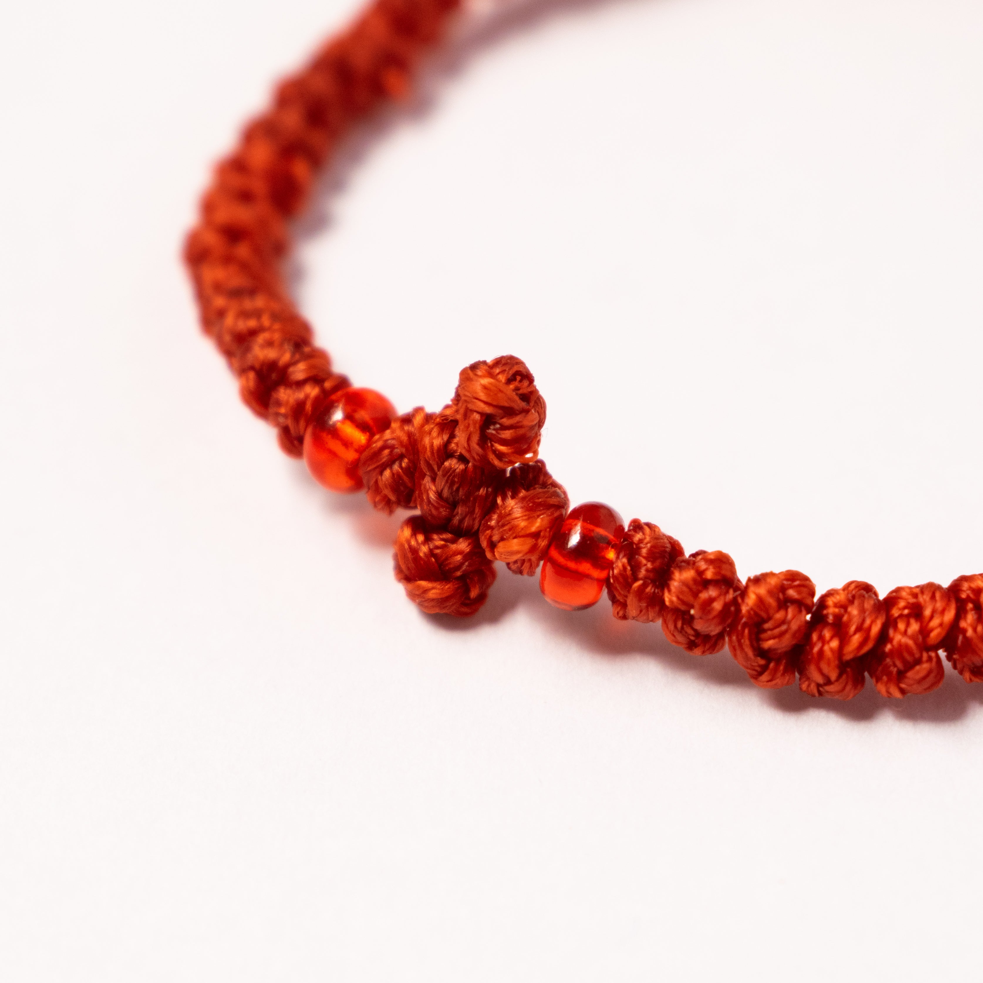 Brățară Roșie Împletită – Simbol al Protecției și Norocului