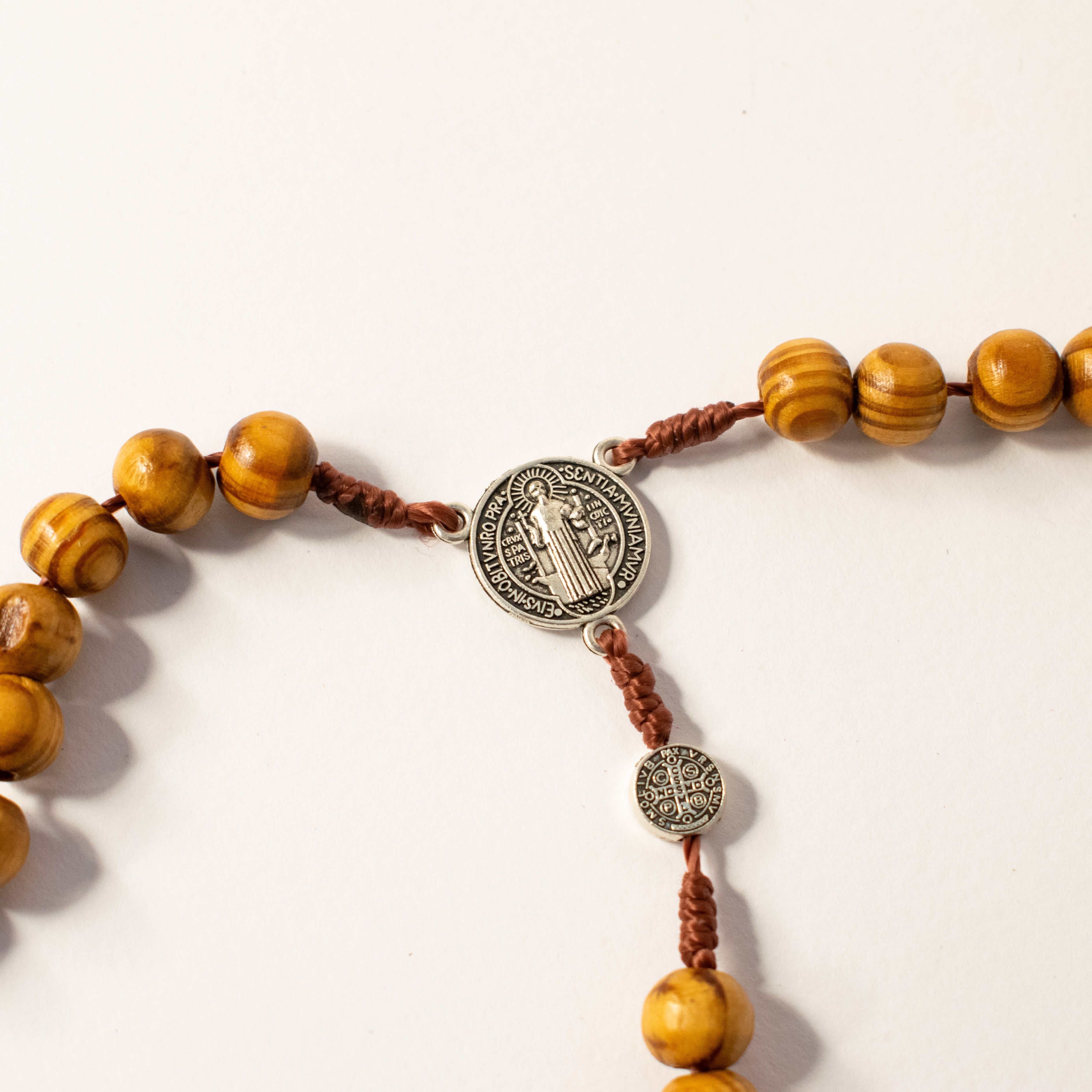 Rozariu din lemn de măslin cu medalie Sfântul Benedict din Nursia și crucifix