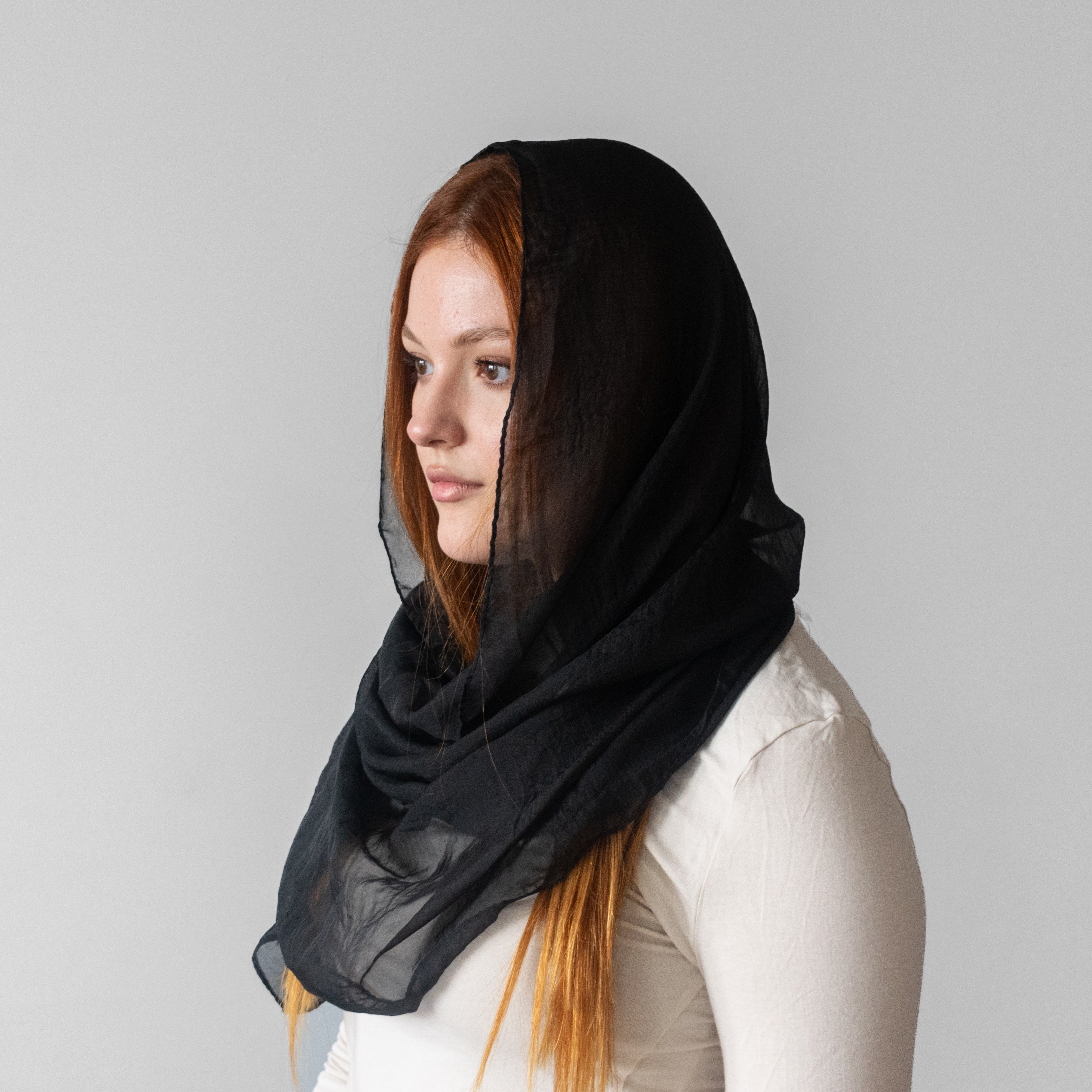 Eșarfă Elegantă Negru Onix – Binecuvântată în Țara Sfântă – Șal Delicat pentru Purtare Zilnică sau Rugăciune