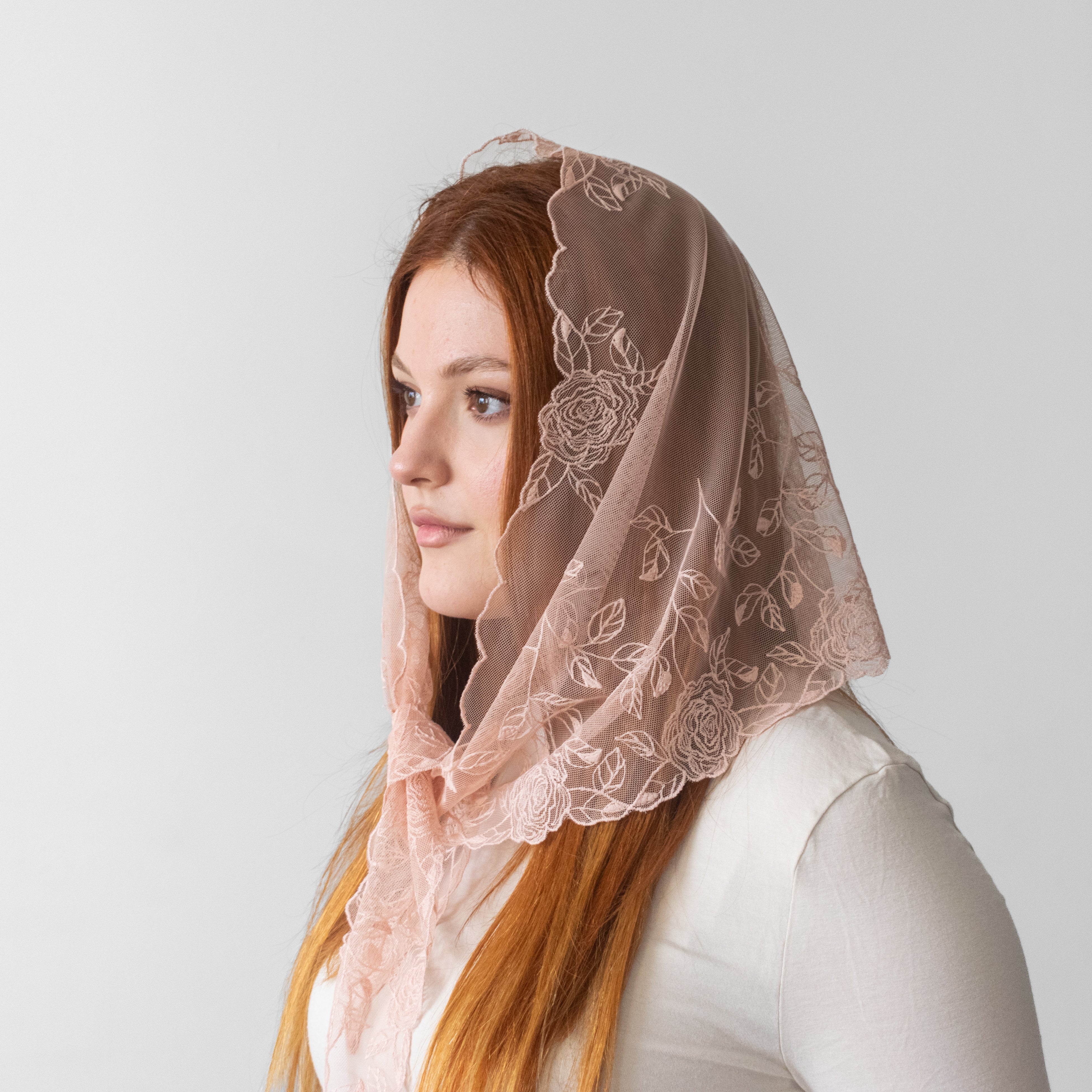 Eșarfă Elegantă Bej Pastel cu Broderie – Binecuvântată în Țara Sfântă – pentru Purtare Zilnică și Rugăciune