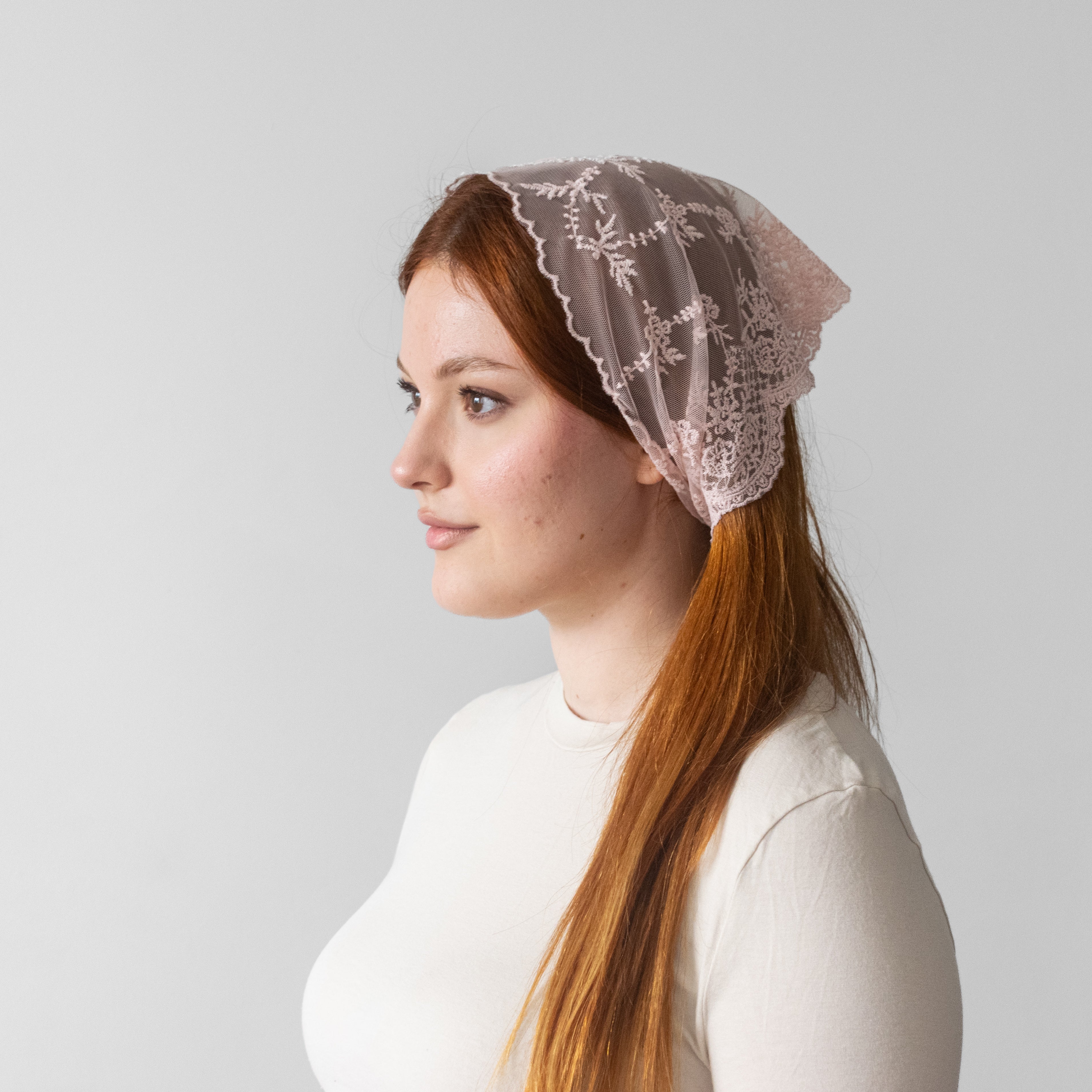 Eșarfă Elegantă Piersică cu Broderie – Binecuvântată în Țara Sfântă – pentru Purtare Zilnică și Rugăciune