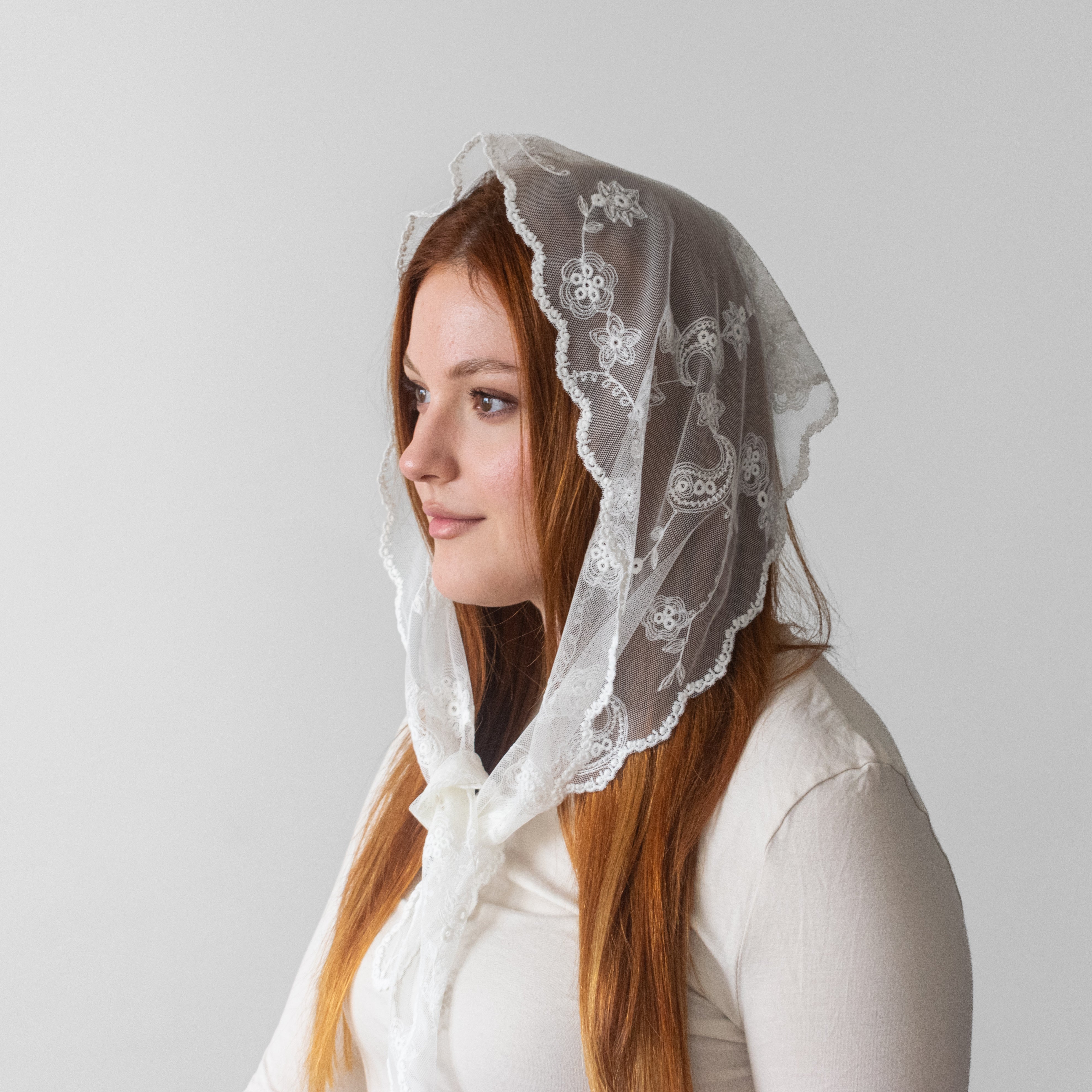 Eșarfă Elegantă Alb Ivoire cu Broderie – Binecuvântată în Țara Sfântă – pentru Purtare Zilnică și Rugăciune